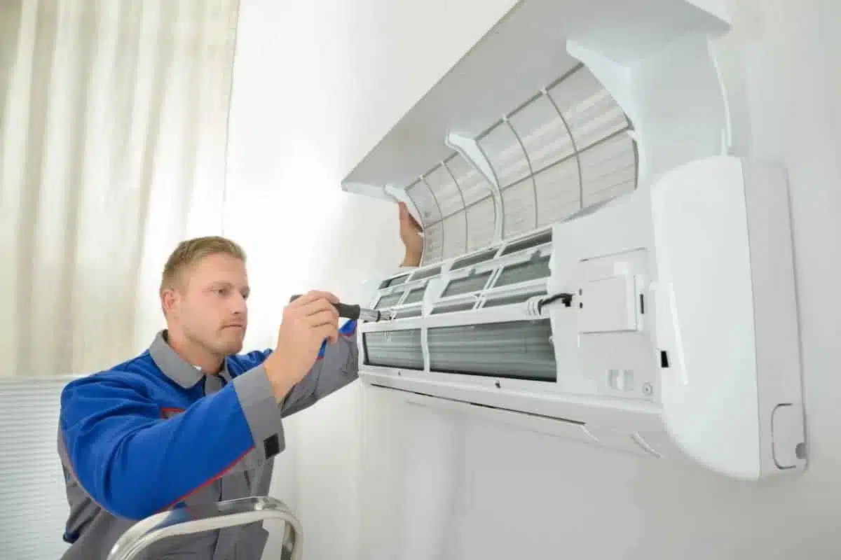 Pourquoi passer par un professionnel pour installer sa climatisation ?